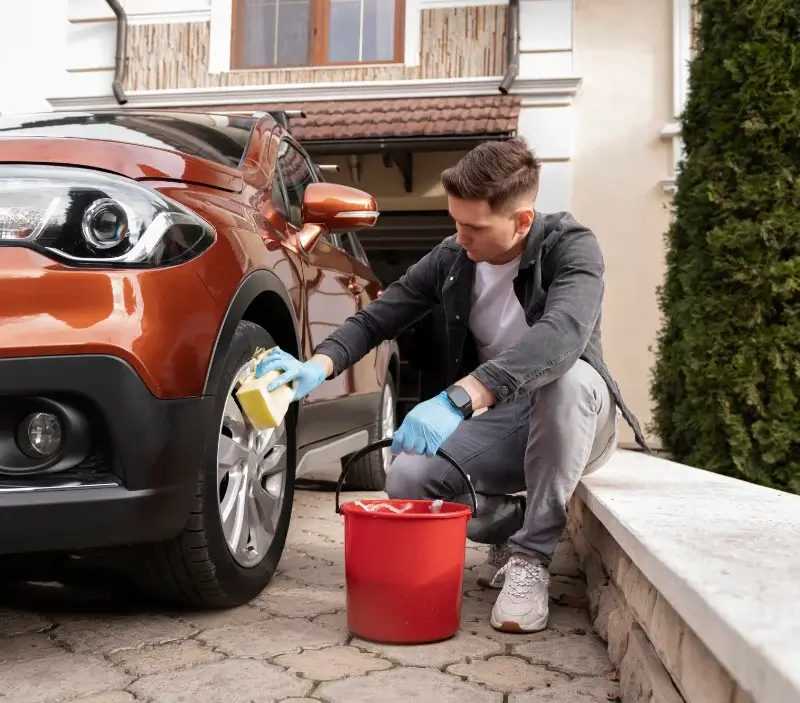 Lavage auto à domicile Saint-Laurent-de-Veyrès : professionnel intervenant sur un véhicule